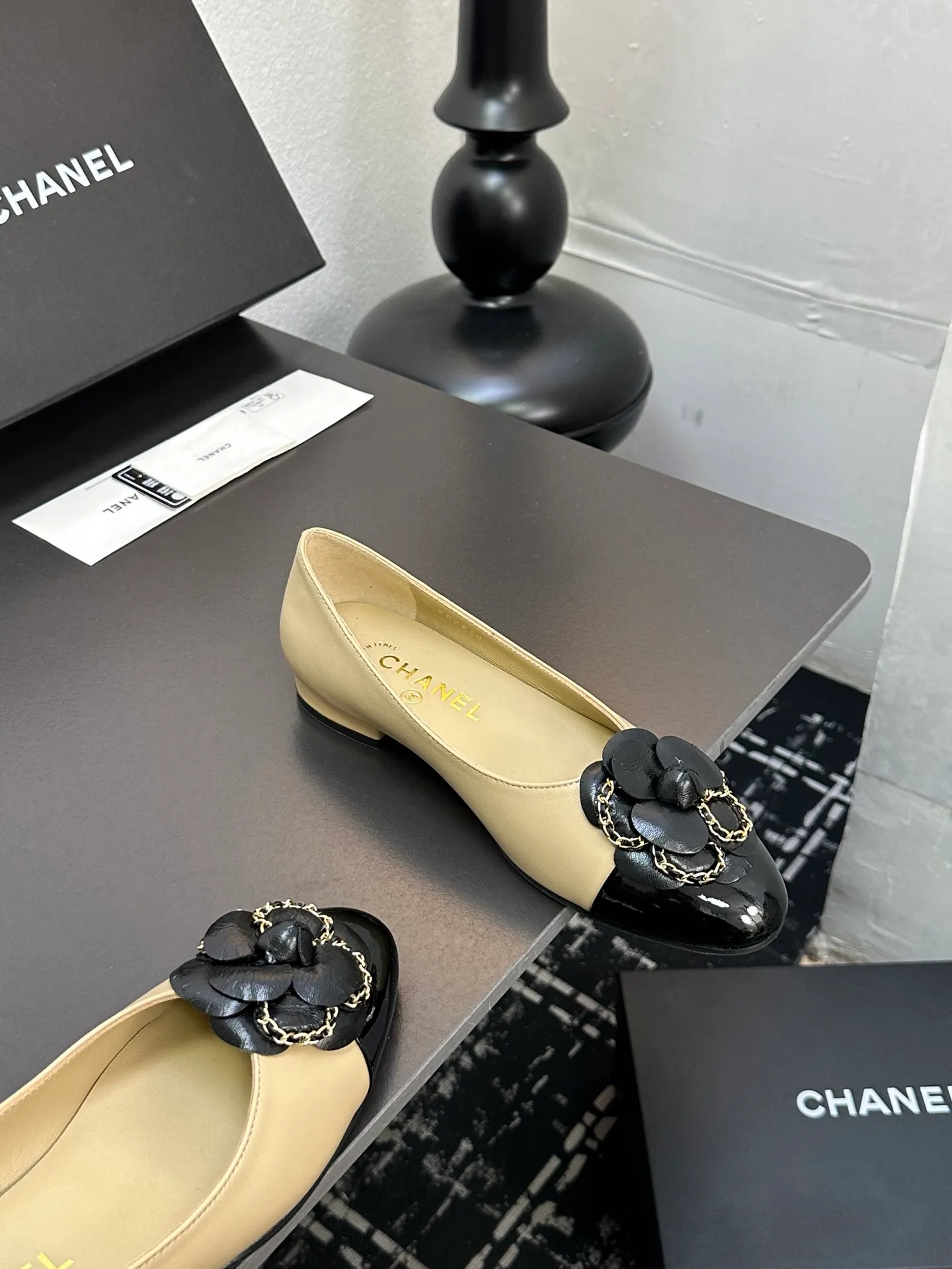 👟👟Ex-factory price 600👟👟 CHANEL｜Chanel Chanel 25C early spring new product Camellia series flat shoes This season’s Camellia series is really beautiful😍 Grandma Xiang’s family has always had the elegant and ladylike temperament, full of high-end sense! It’s very nice on the feet~ Whether worn barefoot or paired with skirts or trousers, it’s very versatile! Incomparably beautiful! Extraordinarily fairy 🧚 Overwhelmingly girly‼ ️ The upper is made of imported lambskin, the lining is made of mixed sheepskin, and the Italian A-grade leather outsole Size: 35-39 (40/41 customized)